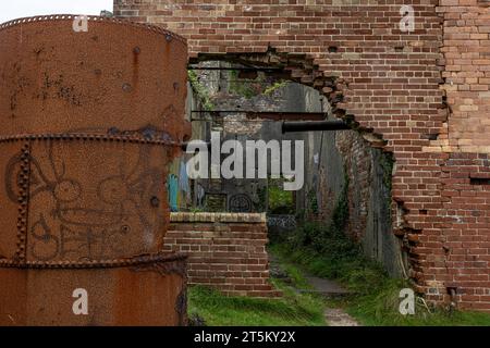 Das verlassene Porth Wen Ziegelwerk an der Küste von Anglesey in Wales. Stockfoto