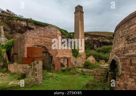 Das verlassene Porth Wen Ziegelwerk an der Küste von Anglesey in Wales. Stockfoto
