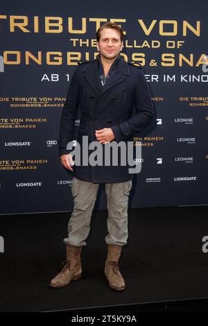 Kino Premiere - die Tribute von Panem - die Ballade der Singvögel und Schlangen Pierre Kiwitt bei der Premiere vom Kinofilm Hunger Games - die Tribute von Panem - die Ballade der Singvögel und Schlangen am 05.11.2023 im Zoo Palast in Berlin. *** Kinopremiere die Tribute von Panem die Ballade der Singvögel und Schlangen Pierre Kiwitt bei der Premiere des Hunger Games Films die Tribute von Panem die Ballade der Singvögel und Schlangen am 05 11 2023 im Zoo Palast in Berlin Copyright: XEventpressxKochanx Credit: Imago/Alamy Live News Stockfoto