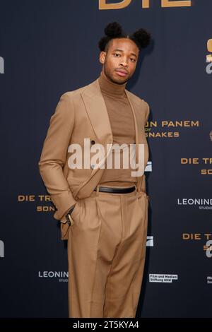 Kino Premiere - die Tribute von Panem - die Ballade der Singvögel und Schlangen Dimitri Abold bei der Premiere vom Kinofilm Hunger Games - die Tribute von Panem - die Ballade der Singvögel und Schlangen am 05.11.2023 im Zoo Palast in Berlin. *** Kinopremiere die Tribute von Panem die Ballade der Singvögel und Schlangen Dimitri Abold bei der Premiere des Hunger Games Films die Tribute von Panem die Ballade der Singvögel und Schlangen am 05 11 2023 im Zoo Palast in Berlin Copyright: XEventpressxKochanx Credit: Imago/Alamy Live News Stockfoto