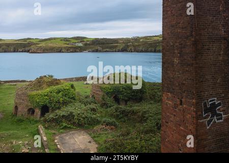 Das verlassene Porth Wen Ziegelwerk an der Küste von Anglesey in Wales. Stockfoto