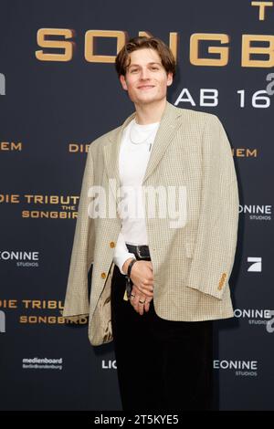 Kino Premiere - die Tribute von Panem - die Ballade der Singvögel und Schlangen Moritz Bäckerling bei der Premiere vom Kinofilm Hunger Games - die Tribute von Panem - die Ballade der Singvögel und Schlangen am 05.11.2023 im Zoo Palast in Berlin. *** Kinopremiere die Tribute von Panem die Ballade der Singvögel und Schlangen Moritz Bäckerling bei der Premiere des Hunger Games Films die Tribute von Panem die Ballade der Singvögel und Schlangen am 05 11 2023 im Zoo Palast in Berlin Copyright: XEventpressxKochanx Credit: Imago/Alamy Live News Stockfoto
