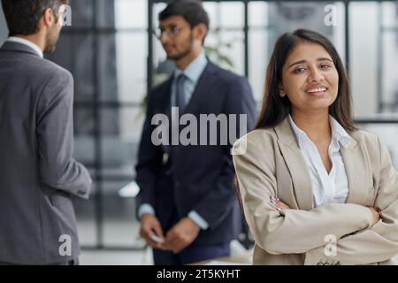 Verschiedene Unternehmensteams versammeln sich, um Informationen und Pläne auszutauschen Stockfoto