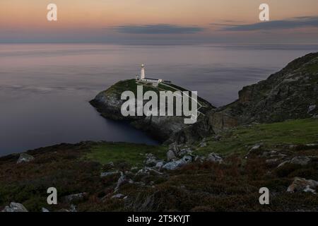 Das berühmte South Stack Lighthouse an der Küste von Anglesey, Wales. Stockfoto