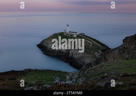 Das berühmte South Stack Lighthouse an der Küste von Anglesey, Wales. Stockfoto
