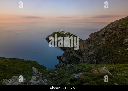 Das berühmte South Stack Lighthouse an der Küste von Anglesey, Wales. Stockfoto