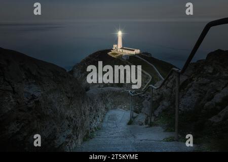 Das berühmte South Stack Lighthouse an der Küste von Anglesey, Wales. Stockfoto