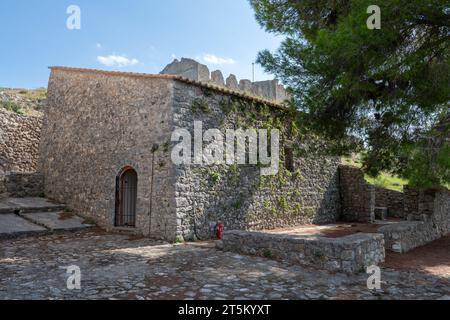 Eine Kirche auf dem Gelände der venezianischen Burg Vonitsa. Vonitsa. Griechenland. Stockfoto