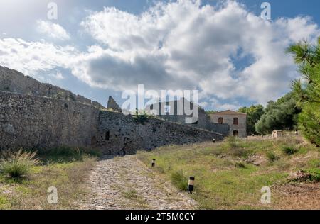 Blick auf das Innere der venezianischen Burg Vonitsa. Vonitsa. Griechenland. Stockfoto