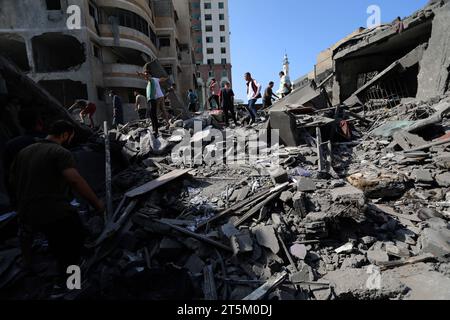 Gaza-Stadt. November 2023. Menschen untersuchen die Schutt von Gebäuden, die bei israelischen Luftangriffen in Gaza-Stadt am 5. November 2023 zerstört wurden. Quelle: Xinhua/Alamy Live News Stockfoto