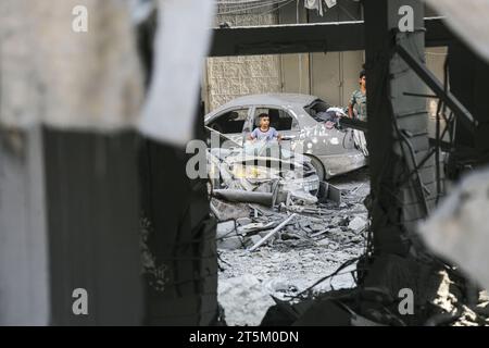 Gaza-Stadt. November 2023. Ein Kind steht inmitten der Trümmer von Gebäuden, die bei israelischen Luftangriffen in Gaza-Stadt am 5. November 2023 zerstört wurden. Quelle: Xinhua/Alamy Live News Stockfoto