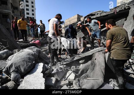 Gaza-Stadt. November 2023. Menschen untersuchen die Schutt von Gebäuden, die bei israelischen Luftangriffen in Gaza-Stadt am 5. November 2023 zerstört wurden. Quelle: Xinhua/Alamy Live News Stockfoto