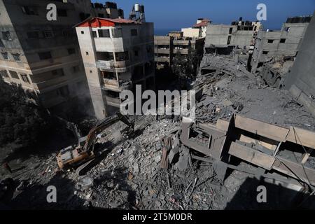 Gaza-Stadt. November 2023. Dieses Foto vom 5. November 2023 zeigt die Trümmer von Gebäuden, die bei israelischen Luftangriffen in Gaza-Stadt zerstört wurden. Quelle: Xinhua/Alamy Live News Stockfoto