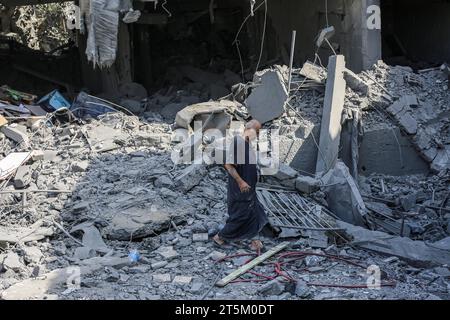 Gaza-Stadt. November 2023. Ein Mann inspiziert die Trümmer von Gebäuden, die bei israelischen Luftangriffen in Gaza-Stadt am 5. November 2023 zerstört wurden. Quelle: Xinhua/Alamy Live News Stockfoto