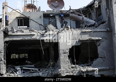 Gaza-Stadt. November 2023. Ein Mann steht inmitten der Trümmer von Gebäuden, die bei israelischen Luftangriffen in Gaza-Stadt am 5. November 2023 zerstört wurden. Quelle: Xinhua/Alamy Live News Stockfoto