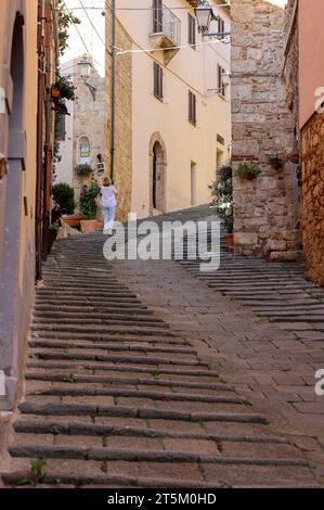 Massa Marittima, Italien - 11. September 2022: Steile und schmale Straße in der Altstadt von Massa Marittima, Italien Stockfoto