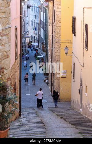 Massa Marittima, Italien - 11. September 2022: Steile und schmale Straße in der Altstadt von Massa Marittima, Italien Stockfoto