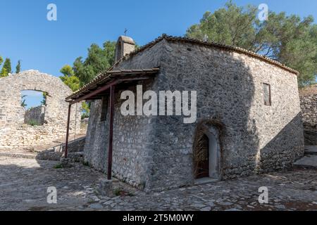 Eine Kirche auf dem Gelände der venezianischen Burg Vonitsa. Vonitsa. Griechenland. Stockfoto