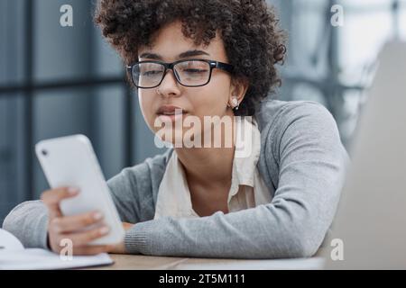 Frau im Büro, die am Arbeitsplatz am Computer schläft Stockfoto