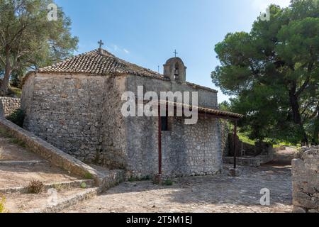 Eine Kirche auf dem Gelände der venezianischen Burg Vonitsa. Vonitsa. Griechenland. Stockfoto