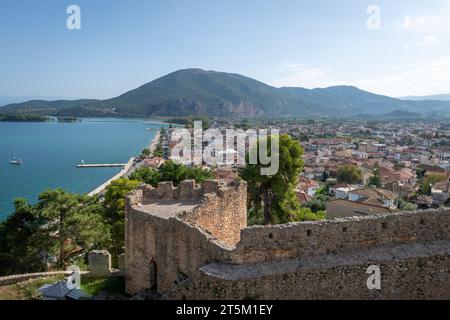 Blick auf die Küstenstadt von Vonitsa Venezianisches Schloss, Vonitsa. Griechenland. Stockfoto