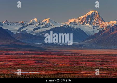 Alaska Range in fall, Denali Highway, Alaska, USA Stockfoto