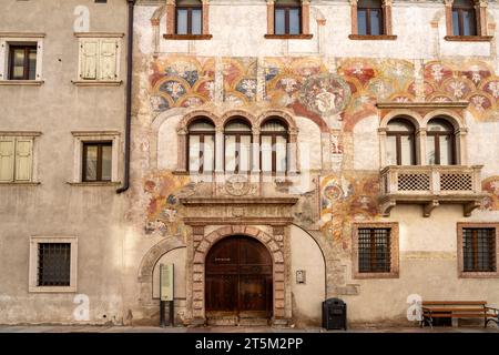 Die bemalte Fassade des Palazzo Quetta - Alberti Colico in Trient, Trentino, Italien, Europa | die bemalte Fassade des Palazzo Quetta - Alberti Stockfoto