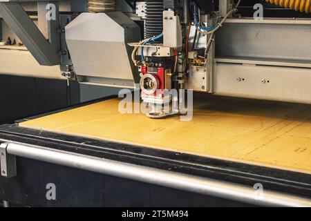 Lasergravur Maschine schneiden Details aus Sperrholzplatte Stockfoto