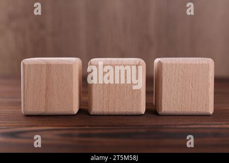 Würfel mit der Abkürzung ISO auf Holztisch, Großansicht Stockfoto