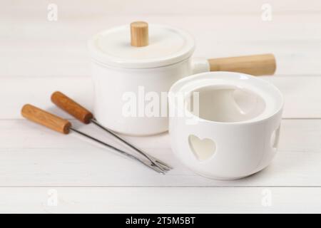 Fondueset auf weißem Holztisch, Nahaufnahme Stockfoto