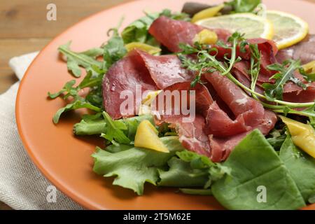 Köstlicher Bresaola-Salat auf dem Tisch, Blick aus der Nähe Stockfoto