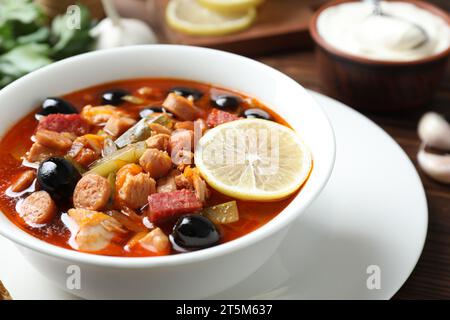 Fleisch-Solyanka-Suppe mit Würstchen, Oliven und Gemüse auf dem Tisch, Nahaufnahme Stockfoto