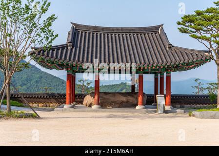 Traditioneller koreanischer Pavillon mit großem Felsen. Stockfoto