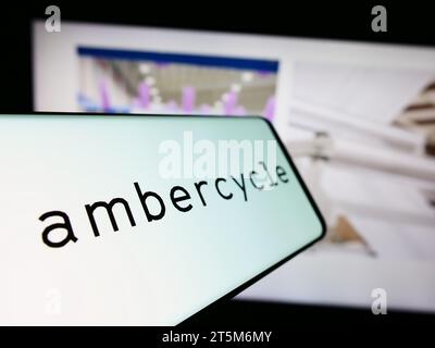 Smartphone mit Logo des amerikanischen Materialwissenschaftsunternehmens Ambercycle Inc. Vor der Business-Website. Fokussieren Sie sich auf die linke Mitte des Telefondisplays. Stockfoto