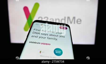 Smartphone mit Website des US-Biotechnologie-Unternehmens 23andMe Inc. Vor dem Geschäftslogo. Fokussieren Sie sich oben links auf der Telefonanzeige. Stockfoto