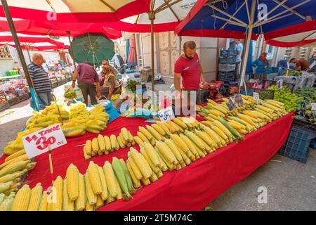 Eskisehir, Türkei - Aug 2,2023: In den bezaubernden Buden des Basars von Eskisehir genießen sowohl Bewohner als auch Touristen ein Erlebnis, das die Besucher verzaubert Stockfoto