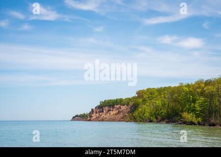 Chimney Bluffs State Park im Bundesstaat New York an einem klaren Sommertag Stockfoto