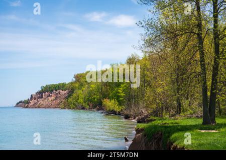 Chimney Bluffs State Park im Bundesstaat New York an einem klaren Sommertag Stockfoto