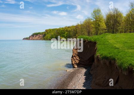 Chimney Bluffs State Park im Bundesstaat New York an einem klaren Sommertag Stockfoto