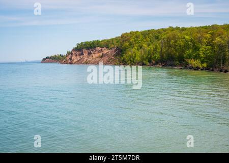 Chimney Bluffs State Park im Bundesstaat New York an einem klaren Sommertag Stockfoto