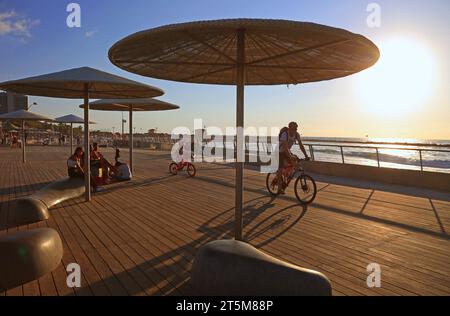 Tel Aviv, Israel - 12. Oktober 2017. Sonnenuntergang auf dem Meer an der Promenade. Stockfoto