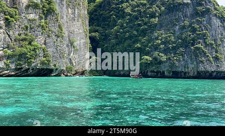 Wellen, Sandstrand und wunderschönes kristallklares Wasser in der Maya Bay im Phi Phi Islands National Park von Thailand. Stockfoto