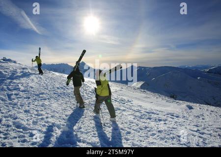 Zakopane, Polen - 19. Januar 2019: Skifahrer klettern auf den Gipfel des Berges. Zakopane ist eine Stadt in Polen im Tatra-Gebirge. Kasprowy Wierch ist eine mou Stockfoto