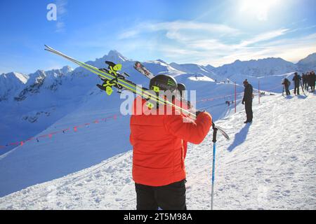 Zakopane, Polen - 19. Januar 2019: Skifahrer klettern auf den Gipfel des Berges. Zakopane ist eine Stadt in Polen im Tatra-Gebirge. Kasprowy Wierch ist eine mou Stockfoto