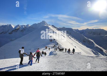 Zakopane, Polen - 19. Januar 2019: Menschen auf der Spitze des Kasprowy Wierch in Zakopane in Tatra im Winter. Stockfoto