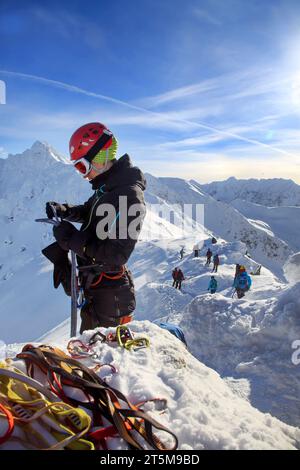 Zakopane, Polen - 19. Januar 2019: Klettern in Kasprowy Wierch von Zakopane auf der Tatra im Winter. Zakopane ist eine Stadt in Polen in Tatra Mountai Stockfoto