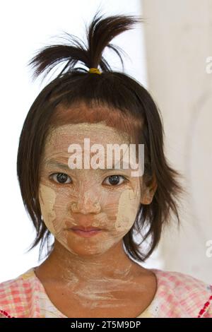 KLEINE MÄDCHEN MIT THANAKA IN GBAGAN MUANMAR Stockfoto