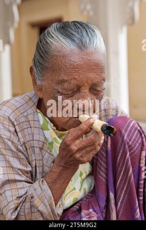 BIRMANISCHE FRAUEN BAGAN MYANMAR Stockfoto