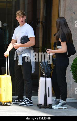 Mailand, . November 2023. Claudio Mangiarotti Rechte Urheberrecht Mailand - jetzt 18 Jahre alt, kommen Cristian Totti und seine Freundin Melissa Monti nach Mailand, um mit Mutter Ilary Blasi in die Lombardei-Metropole zu reisen. Shopping in Sephora und ab mit dem Zug Wettbewerbsarchiv Ph Claudio Mangiarotti Credit: Unabhängige Fotoagentur/Alamy Live News Stockfoto