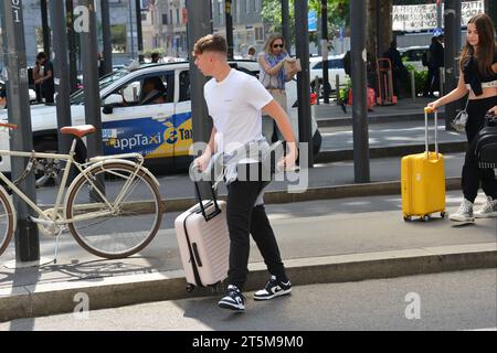 Mailand, . November 2023. Claudio Mangiarotti Rechte Urheberrecht Mailand - jetzt 18 Jahre alt, kommen Cristian Totti und seine Freundin Melissa Monti nach Mailand, um mit Mutter Ilary Blasi in die langobardische Metropole zu reisen. Shopping in Sephora und ab mit dem Zug Wettbewerbsarchiv Ph Claudio Mangiarotti Credit: Unabhängige Fotoagentur/Alamy Live News Stockfoto